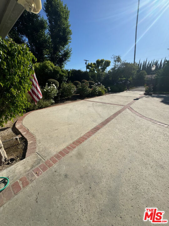 https://media.crmls.org/mediaz/52317117-8955-4cb2-a201-9432cca90905.jpg?preset=X-Large