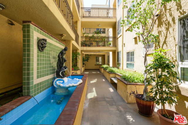 10824 Bloomfield Street, Toluca Lake CA: https://media.crmls.org/mediaz/5231d63f-f6e1-4de5-920e-00de301af93e.jpg