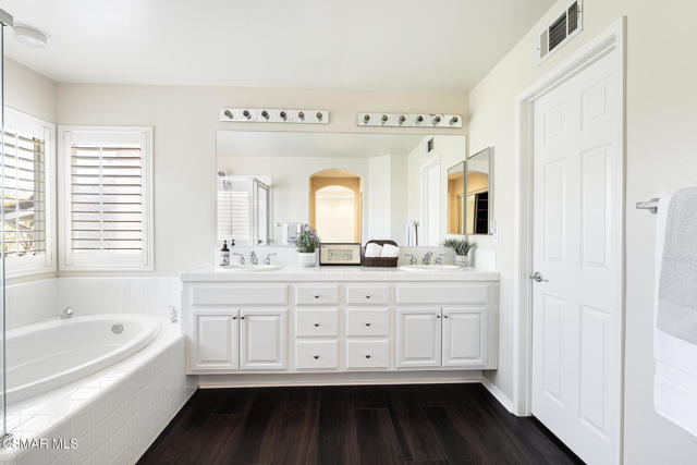 2874 Venezia Lane, Thousand Oaks CA: https://media.crmls.org/mediaz/523217bd-faca-4a23-be47-b35d91cf98fb.jpg