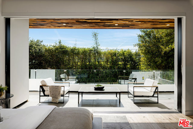833 N Cherokee Avenue, Los Angeles CA: https://media.crmls.org/mediaz/52323786-5ab1-4589-a936-ea3352bace39.jpg