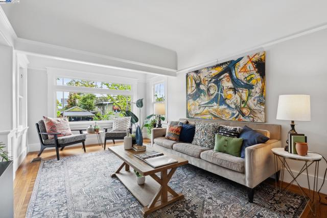 3206 Garfield Ave, Alameda CA: https://media.crmls.org/mediaz/52325c2e-99fc-4f23-b4cd-db14d50713a2.jpg