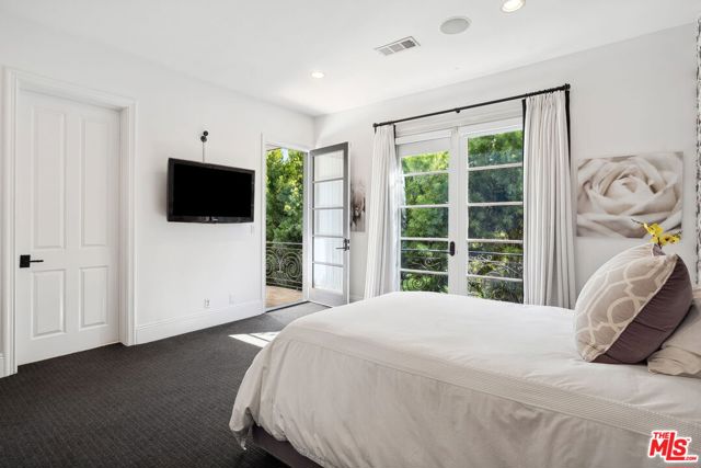 1600 Clear View Drive,  CA: https://media.crmls.org/mediaz/5232e22c-4df1-430f-b1f3-809548971c09.jpg