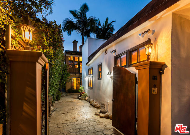 667 Santa Clara Avenue, Venice CA: https://media.crmls.org/mediaz/52332299-78bc-439f-b029-be48db4c8b8a.jpg