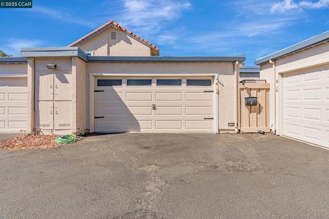 4 Mt Wilson Way, Clayton CA: https://media.crmls.org/mediaz/52333f11-f31c-473d-ae56-913ea85c6893.jpg