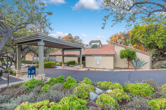 348 Chestnut Hill Court, Thousand Oaks CA: https://media.crmls.org/mediaz/52334e16-92ee-44f0-84c1-70d58da1352e.jpg