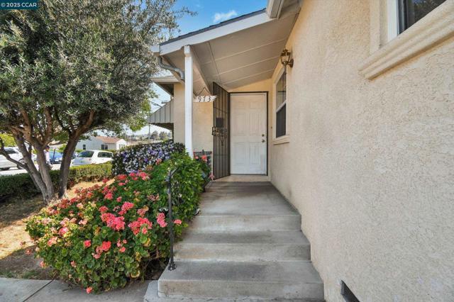 973 Paradise Blvd, Hayward CA: https://media.crmls.org/mediaz/5233bcd9-52eb-4459-b0b8-4f79a5ae57f2.jpg