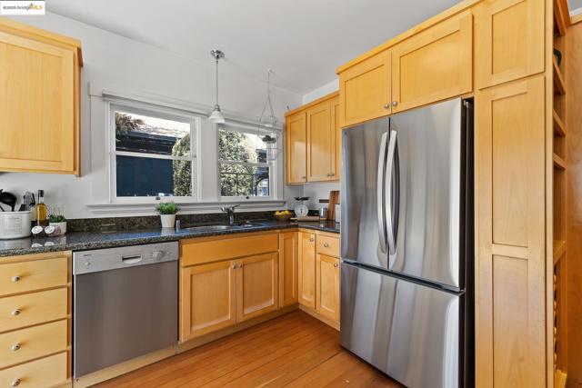 393 43Rd St, Oakland CA: https://media.crmls.org/mediaz/52342c6e-c72e-4f22-aaed-fcb8d3b374df.jpg