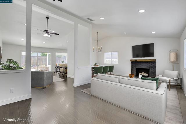 4780 Burgundy Dr, Oakley CA: https://media.crmls.org/mediaz/52350287-d637-44d4-86ec-854a2db5f678.jpg