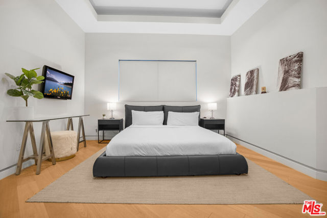 2501 Zorada Drive, Los Angeles CA: https://media.crmls.org/mediaz/5235cab9-4039-46d7-8e6f-e3a23df1a454.jpg