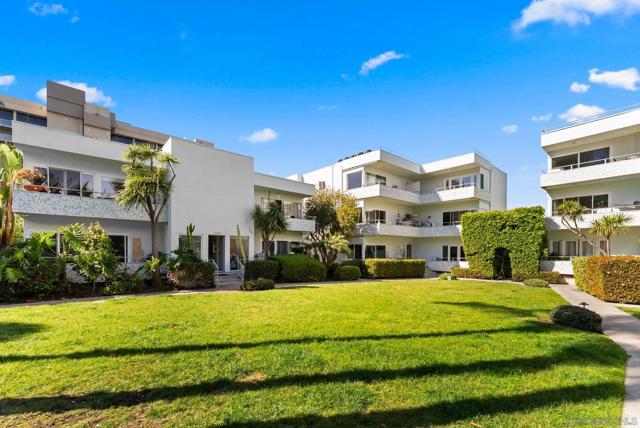 2360 Torrey Pines Rd, La Jolla CA: https://media.crmls.org/mediaz/5235d8c0-d6fc-48f6-9bf4-01d36fcecb70.jpg