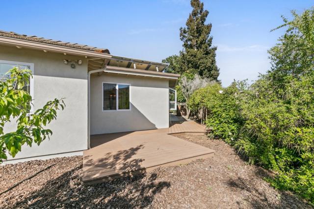 990 Rose Avenue, Mountain View CA: https://media.crmls.org/mediaz/52365eb5-fd03-4fca-a404-decc3268d199.jpg