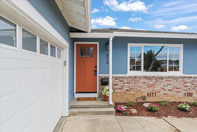 613 Evangeline Way, Hayward CA: https://media.crmls.org/mediaz/52367f20-e389-478e-bdac-e031585b3449.jpg