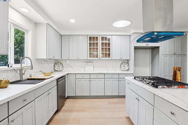 36302 Frobisher Dr, Fremont CA: https://media.crmls.org/mediaz/52376d24-e61f-4ddf-b896-922d93a30c86.jpg