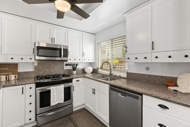 10324 Paseo Palmas Drive, Lakeside CA: https://media.crmls.org/mediaz/5237859e-6fa3-45f4-9456-15670e257431.jpg