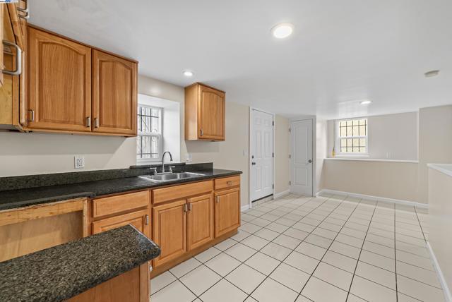 931 E 23Rd St, Oakland CA: https://media.crmls.org/mediaz/52378e57-f3a3-4f99-b83d-fff3b9f1e6d6.jpg