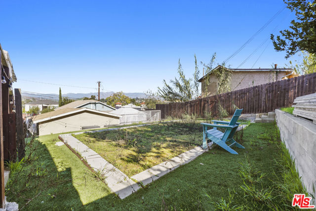 3852 Woolwine Drive, Los Angeles CA: https://media.crmls.org/mediaz/5238a1bf-fdc0-4043-88a0-b0df50a56a25.jpg