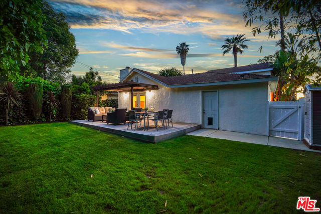 4476 Calhoun Avenue, Sherman Oaks CA: https://media.crmls.org/mediaz/5238f598-80b0-47cd-93df-fe562eac6a1b.jpg