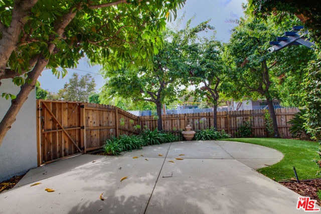 7701 Toland Avenue, Los Angeles CA: https://media.crmls.org/mediaz/523900ec-41e9-4f07-8ddb-cf3f25d3bbe3.jpg