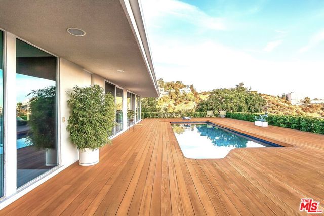 9263 Swallow Drive, Los Angeles CA: https://media.crmls.org/mediaz/52392825-67d7-4b10-9771-4d76738e9ce3.jpg