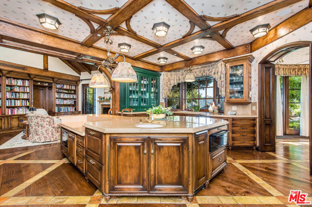 25010 Thousand Peaks Road, Calabasas CA: https://media.crmls.org/mediaz/523a8fe3-4f3f-4d4b-a9b4-053830d57c15.jpg
