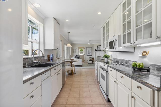 41938 Via San Carlos, Fremont CA: https://media.crmls.org/mediaz/523b34b3-b46b-4645-8d5d-fc8a06222167.jpg