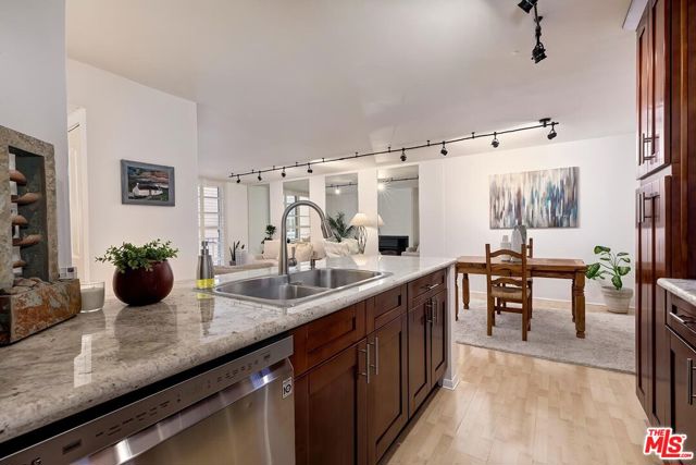 421 S La Fayette Park Place, Los Angeles CA: https://media.crmls.org/mediaz/523b3703-d4fa-4281-a7c8-f8137361af16.jpg