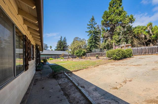 11 Montclair Place, Salinas CA: https://media.crmls.org/mediaz/523cdd47-88e0-41db-88ca-3bf341f47d30.jpg