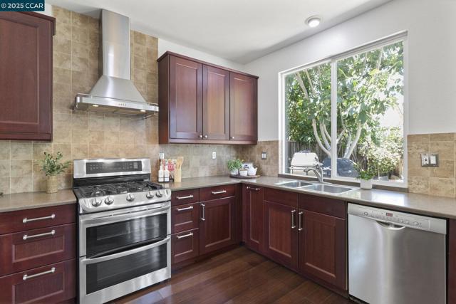 631 Summerwood Dr, Brentwood CA: https://media.crmls.org/mediaz/523d3da5-3ef6-44e4-8072-e169c80d998b.jpg