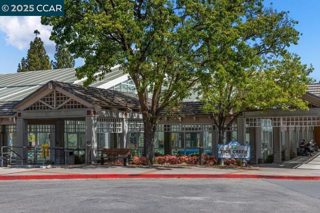 2200 Pine Knoll Dr, Walnut Creek CA: https://media.crmls.org/mediaz/523dcb36-156f-4444-9408-fbbbb20d43ba.jpg