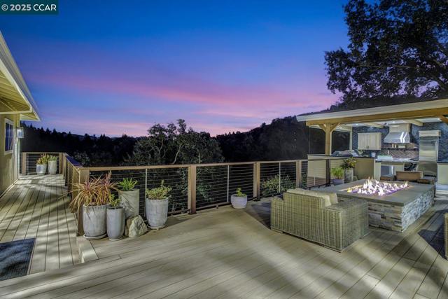 24 Crest Ct, Alamo CA: https://media.crmls.org/mediaz/523e326a-2e2b-4e26-8176-d2aee30a2d0e.jpg