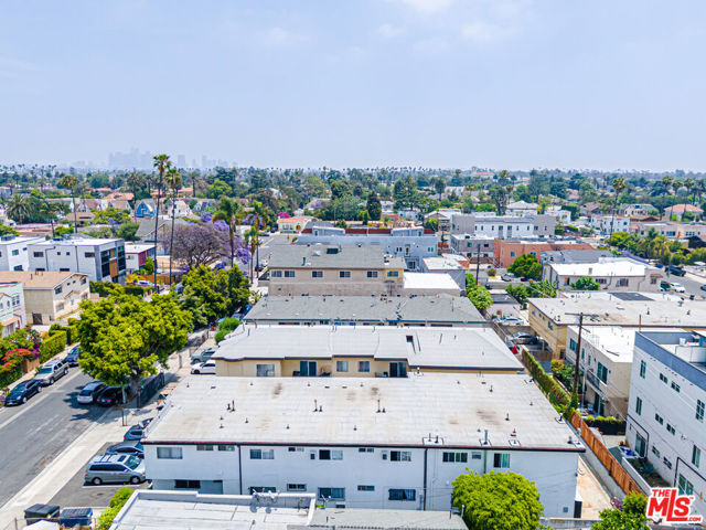 4546 W 17th Street, Los Angeles CA: https://media.crmls.org/mediaz/523eca35-5a47-48e2-85b5-083369b5d529.jpg
