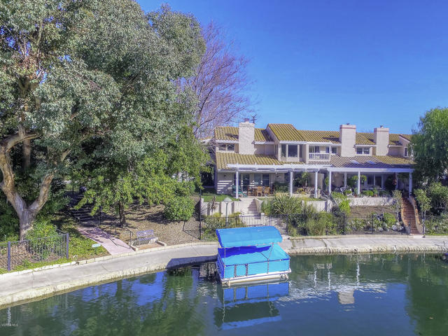 23150 Park Sorrento, Calabasas CA: https://media.crmls.org/mediaz/523f3456-ddf8-4596-b345-e39eaffe6cfd.jpg