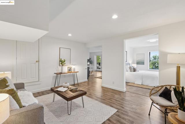 5920 Ascot Dr, Oakland CA: https://media.crmls.org/mediaz/524018c1-7585-4691-aa9a-66654299075b.jpg