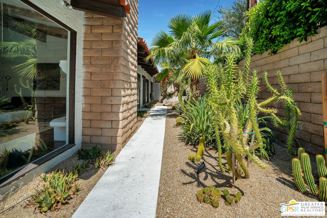 1375 E Primavera Drive, Palm Springs CA: https://media.crmls.org/mediaz/5240f441-8abb-4bd4-8b46-29b8075d959b.jpg
