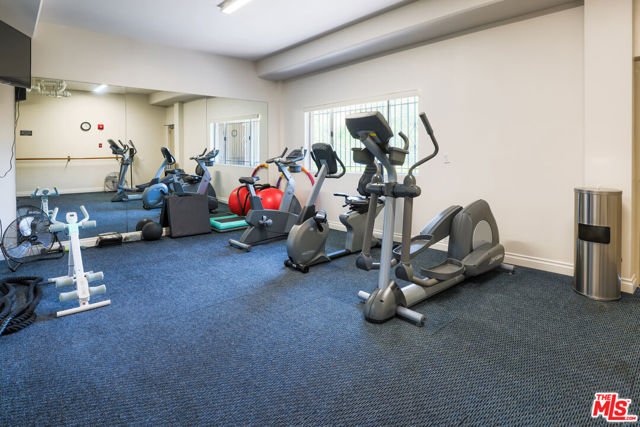 6700 Hillpark Drive, Los Angeles CA: https://media.crmls.org/mediaz/524115bc-8d0d-424f-9a81-d0d2bc5154b0.jpg