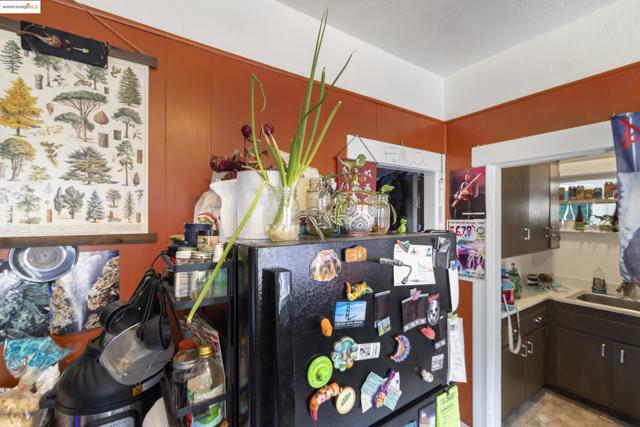 553 34Th St, Oakland CA: https://media.crmls.org/mediaz/52419658-40e1-4099-aad4-049bdf57b1db.jpg