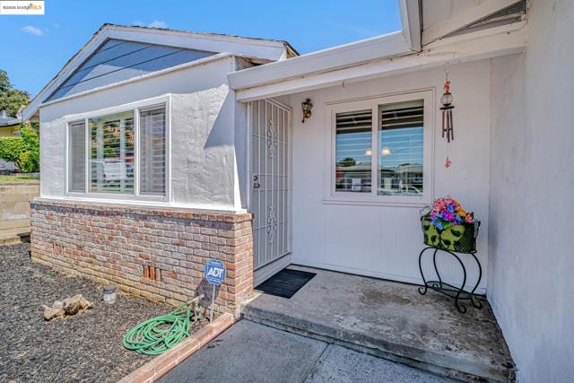 581 Fairway Street, Hayward CA: https://media.crmls.org/mediaz/524338ef-8c1e-4c67-ba0f-8cb21b660800.jpg