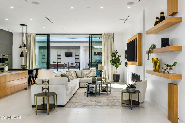 829 Flower Avenue, Venice CA: https://media.crmls.org/mediaz/52433f60-062f-4caa-ae9e-15aba42bbd51.jpg