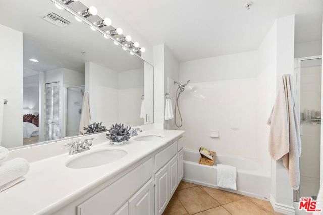 13200 Pacific Promenade, Playa Vista CA: https://media.crmls.org/mediaz/5243a34c-d7bb-4af2-84a0-b03db7bad738.jpg