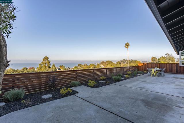 1264 Belfair Dr, Pinole CA: https://media.crmls.org/mediaz/524426d4-3a2a-4023-8e58-3e56096694cf.jpg