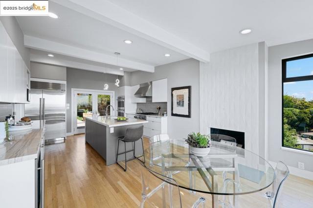 310 Pacific Ave, Piedmont CA: https://media.crmls.org/mediaz/5245e31a-9c79-497b-afde-dd89c2331f1e.jpg