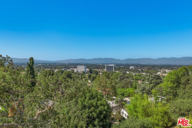 14899 Round Valley Drive, Sherman Oaks CA: https://media.crmls.org/mediaz/5246652d-daa5-422d-a02b-fd385782f189.jpg