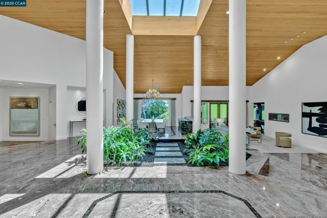 1121 Eagle Nest Ct, Danville CA: https://media.crmls.org/mediaz/52473244-fd23-4239-a56b-0755bd8b053a.jpg