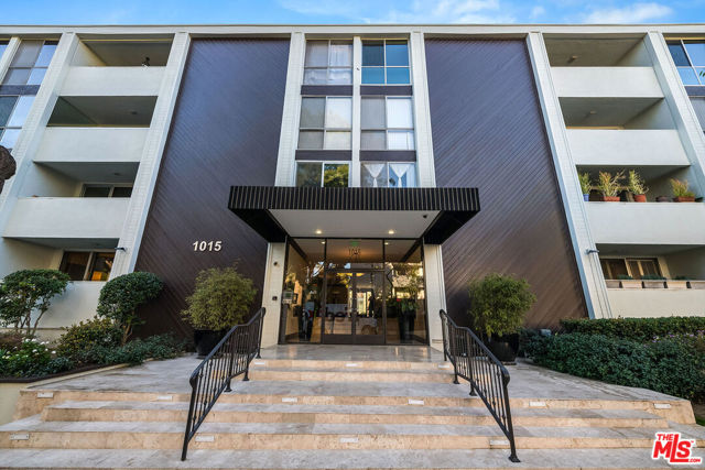 1015 N Kings Road, West Hollywood CA: https://media.crmls.org/mediaz/5248b380-ca56-4a32-be83-8b8303582373.jpg