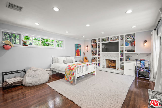 2558 Glendower Avenue, Los Angeles CA: https://media.crmls.org/mediaz/52495159-daeb-4713-9356-9b4bc11193b4.jpg