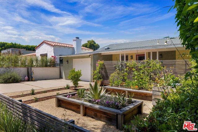 2249 Linnington Avenue, Los Angeles CA: https://media.crmls.org/mediaz/524a090d-423d-4b56-aa99-5a212bcc5bb6.jpg