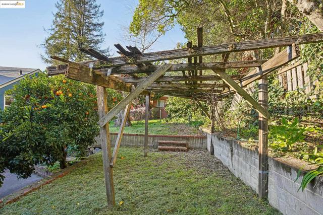 6576 Lucas AVE, Oakland CA: https://media.crmls.org/mediaz/524a7d1f-4278-4b99-b3d1-ceae0ea47330.jpg