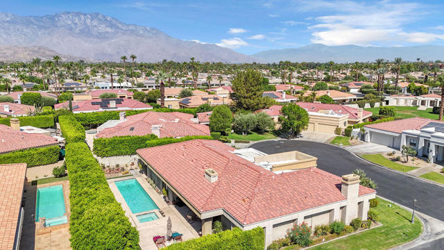 29 El Roble Court, Rancho Mirage CA: https://media.crmls.org/mediaz/524b0394-fb3e-4e90-adab-1318b28ac14e.jpg