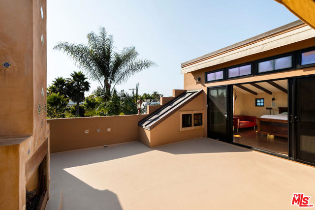 667 Santa Clara Avenue, Venice CA: https://media.crmls.org/mediaz/524d6cce-7b72-41d7-a123-1ffe6c82d15d.jpg