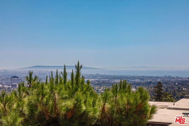 924 Stonehill Lane, Los Angeles CA: https://media.crmls.org/mediaz/524e68be-a0bd-48a0-baa8-5823208ee853.jpg